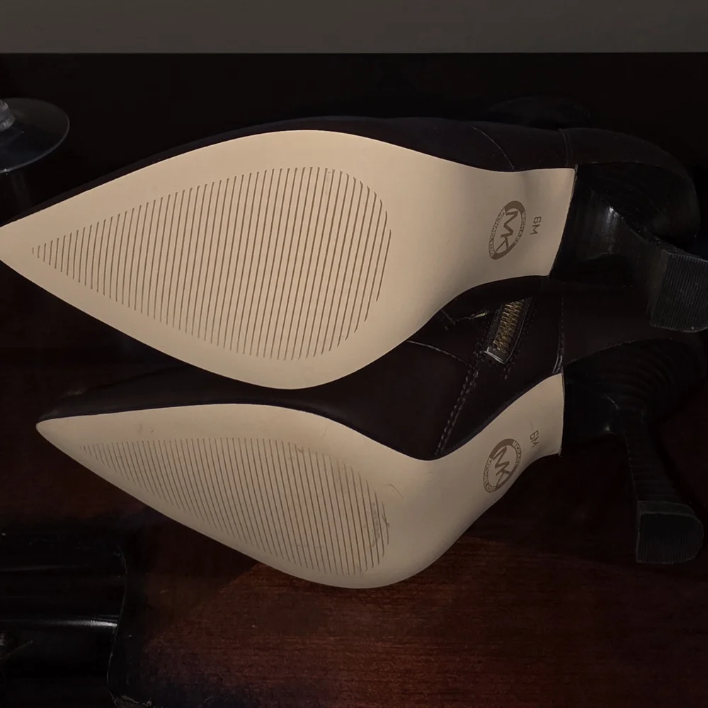 Michael Kors Elegant Brown Ankle Boots NWOT Size 6 - Picture 2 of 4